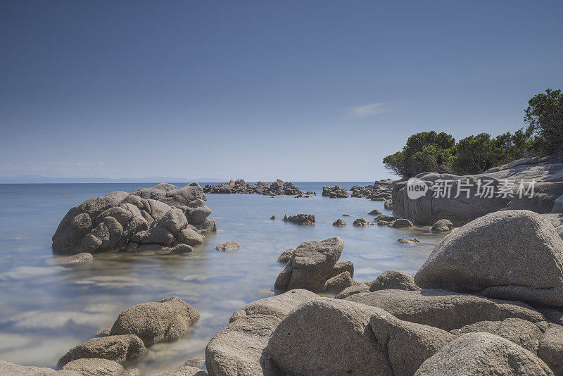 科西嘉岛Bonifacio附近的Plage de San Giovani岩石海岸线